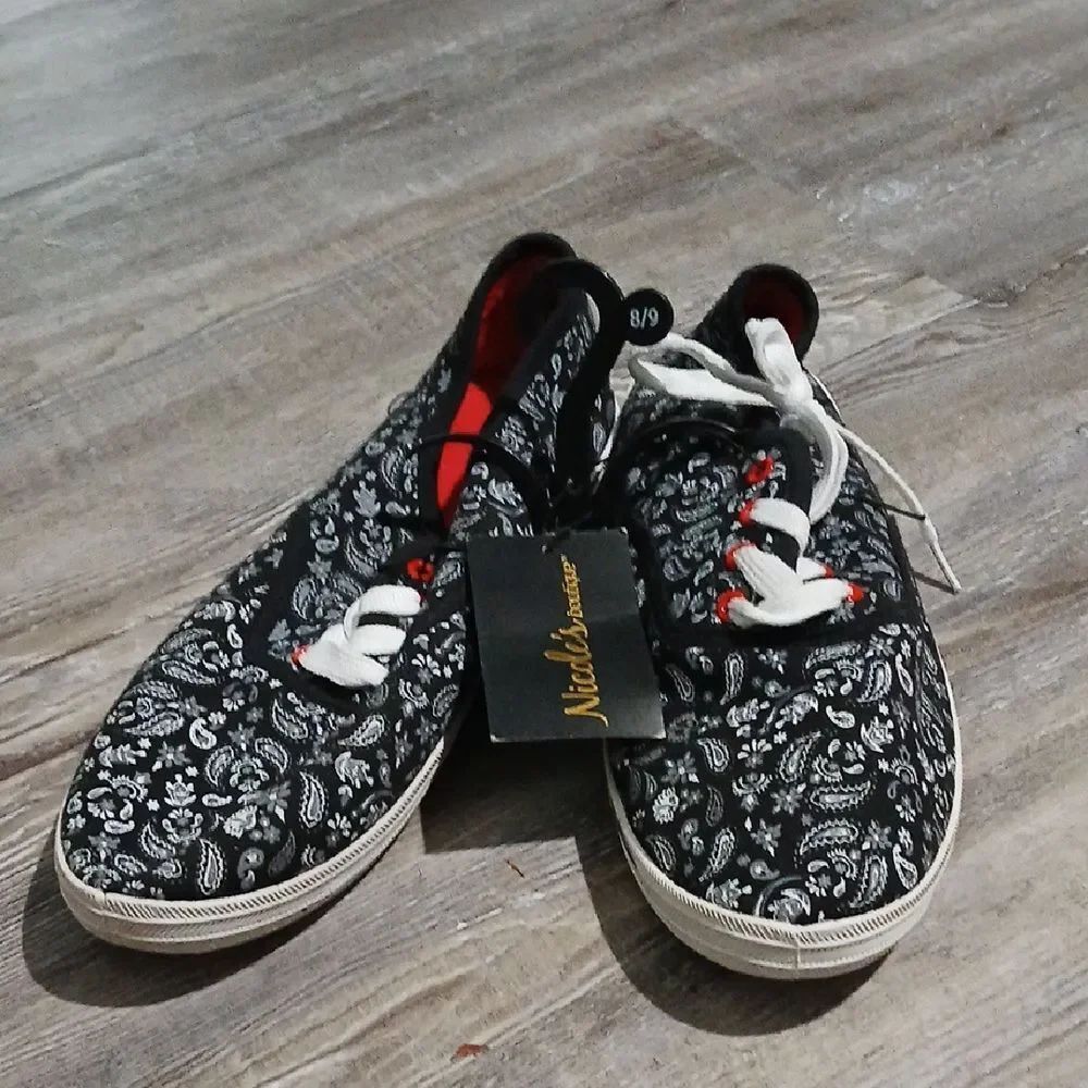 Natalies Boutique black white floral print tennis shoes sneakers Sz 8/9 NWT